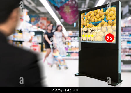 Intelligent Digital Signage , Augmented Reality marketing e il riconoscimento del volto del concetto. Interactive intelligenza artificiale pubblicità digitale fres Foto Stock