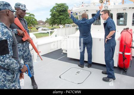 160621-N-QP351-072 Montego Bay, Giamaica (21 giugno 2016) giamaicano forza di difesa costiera guardie pratica visita, scheda, ricerca e sequestro tecniche con U.S. Costa guardie a bordo della United States Coast Guard Cutter Isacco Mayo (WPC 1112) Pur partecipando in esercizio Tradewinds Fase II contenuto giugno 20-28 in Giamaica. Tradewinds 2016 è un giunto, esercizio combinato condotta in collaborazione con i paesi partner per migliorare la capacità collettiva delle forze di difesa e constabularies per contrastare la criminalità transnazionale organizzata e al comportamento/umanitario Disaster Relief Operations. (U.S. Foto di Marina b Foto Stock