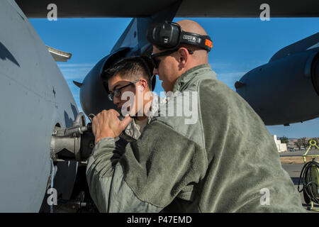 Equipaggio capi Airman Prima Classe Kenji Santos e Senior Airman Giacobbe Pinkney, manutentori di aeromobili, con la 860 Manutenzione aeromobili squadrone, Travis AFB, California, il comportamento di un singolo punto ricettacolo (SPR) verificare durante il fissaggio di un tubo flessibile di alimentazione del combustibile ad un C-17 Master Globe, 10 giugno 2016. Equipaggio capi eseguire e coordinare una vasta gamma di attività di manutenzione e di preparare il velivolo per il volo. (U.S. Air Force Foto di Heide lettino) Foto Stock