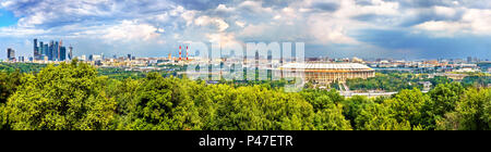 Panorama di Mosca con Luzhniki Stadium e la città di Mosca quartiere degli affari Foto Stock