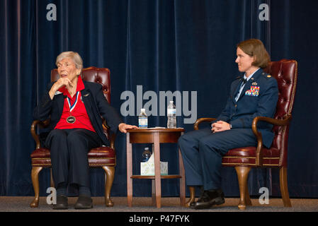 Maxwell AFB, AL - Alba Seymour, 2016 Raccolta delle Aquile honoree, ci parla del suo tempo come membro delle donne di servizio militare di piloti (WASP), durante la fase di comando dell'aria e lo Staff College's 2016 Raccolta delle Aquile evento, Giugno 1, 2016 Maxwell Air Force Base, Ala. durante il suo servizio in Vespa, Seymour è volato oltre 700 ore in B-17 e addestrati gunners per il D-Day invasione e dovere nel teatro del Pacifico. Ella si è aggiudicato la Congressional Gold Medal nel 2010. (U.S. Air Force photo/ Donna Burnett/rilasciato) Foto Stock