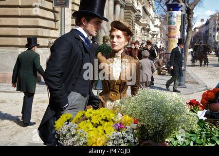 Pellicola originale titolo: Bel Ami. Titolo inglese: Bel Ami. Regista: DECLAN DONNELLAN; NICK ORMEROD. Anno: 2011. Stelle: Kristin Scott Thomas; Robert Pattinson. Credito: REDWAVE FILMS / Album Foto Stock