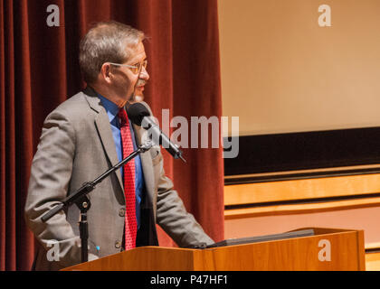 Il dott. James R. Ficke, presidente del dipartimento di chirurgia ortopedica, Johns Hopkins University School of Medicine, si rivolge a laureati del William Beaumont Army Medical Center Graduate Medical Education Program stand durante il GME la laurea presso l'U.S. Esercito Sergenti Academy, Fort Bliss, Giugno 18. Il GME WBAMC programma addestra i medici e studenti di medicina e gli altri operatori sanitari ponendo uguale enfasi sulla cura della paziente, di insegnamento e di ricerca. Foto Stock