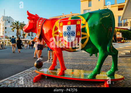 Artista sconosciuto scultura di una mucca sulla scheda di navigazione dipinte in nazionale colori portoghese Foto Stock