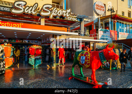 Artista sconosciuto scultura di una mucca sulla scheda di navigazione dipinte in nazionale colori portoghese Foto Stock