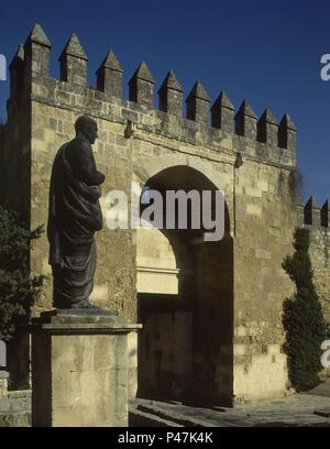 PUERTA DE ALMODOVAR Y ESTATUA DE SENECA-MURALLA. Posizione: esterno, Spagna. Foto Stock