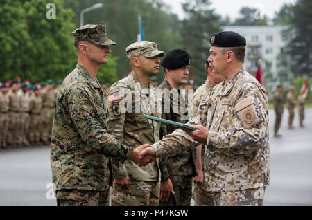 Con una mano scuotere gli alleati della NATO mostrano il loro impegno per la difesa collettiva dell'Europa come essi difendono la fiducia, rispetto, equilibrio, e l'uguaglianza, la Lettonia. (U.S. Marine Corps foto di Cpl. Kelly L. Street, 2D MARDIV COMCAM/RILASCIATO) lettone Brig. Gen. Ainars Ozolins, il direttore di esercizio per esercizio Saber Strike 16, scuote le mani con U.S. Marine Corps Capt. Jonathan R. Blankenship, un comandante di compagnia con il Mar Nero forza rotazionale, riconoscendo in lui durante la cerimonia di chiusura per esercitare Saber Strike 16, Adazi Base Militare, Lettonia, 21 giugno 2016. Unità tra alleati assicura il collettivo d Foto Stock