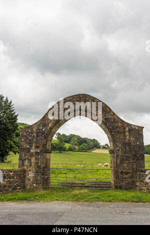 Un gateway precedente entrata della cistercense Abbazia Sawley rovine risalenti al 1148 in Lancashire, Regno Unito Foto Stock