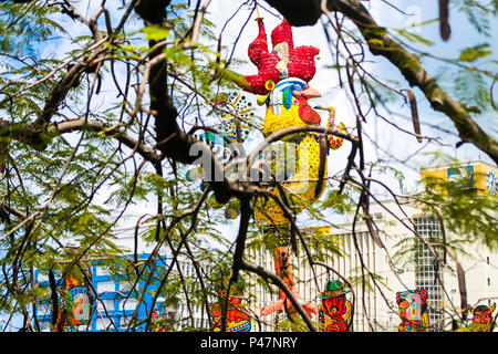 RECIFE,PE-13/02/2015-Galo da Madrugada- o Galo Gigante símbolo do maior bloco de carnaval foi montado partes com 100% ecológicas, no Bairro da Boa Vista. Neste una novidade é um saxofone dourado no peito, em homenagem ao Maestro Spok e ao Clube Bola de Ouro, que comemora 100 anos de fundação em 2015. Un gigante escultura de 27 metro de altura e 33 toneladas. (Foto: Carlos Ezequiel Vannoni/AgênciaJCM/Fotoarena) Foto Stock