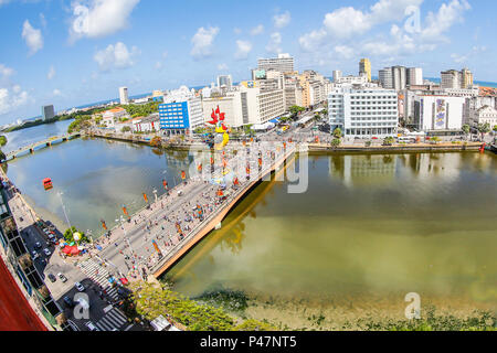 RECIFE,PE-13/02/2015-Galo da Madrugada- o Galo Gigante símbolo do maior bloco de carnaval foi montado partes com 100% ecológicas, no Bairro da Boa Vista. Neste una novidade é um saxofone dourado no peito, em homenagem ao Maestro Spok e ao Clube Bola de Ouro, que comemora 100 anos de fundação em 2015. Un gigante escultura de 27 metro de altura e 33 toneladas. (Foto: Carlos Ezequiel Vannoni/AgênciaJCM/Fotoarena) Foto Stock