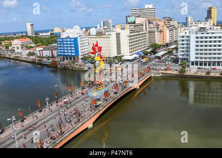 RECIFE,PE-13/02/2015-Galo da Madrugada- o Galo Gigante símbolo do maior bloco de carnaval foi montado partes com 100% ecológicas, no Bairro da Boa Vista. Neste una novidade é um saxofone dourado no peito, em homenagem ao Maestro Spok e ao Clube Bola de Ouro, que comemora 100 anos de fundação em 2015. Un gigante escultura de 27 metro de altura e 33 toneladas. (Foto: Carlos Ezequiel Vannoni/AgênciaJCM/Fotoarena) Foto Stock