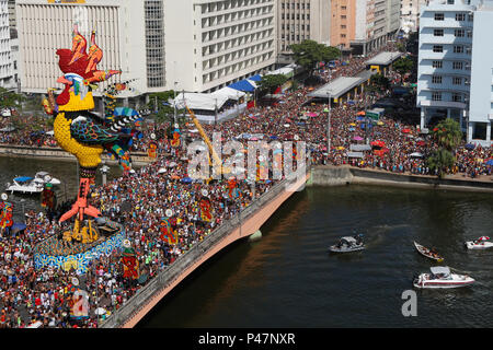 RECIFE,PE-14/02/2015-Galo da Madrugada - Galo da Madrugada arrasta multidão no Recife no sábado de carnaval (Foto: Carlos Ezequiel Vannoni/AgênciaJCM/Fotoarena) Foto Stock