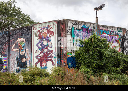 Berlino, Germania, graffiti su un muro a motivo dell'ex cantiere cargo all'Ostbahnhof a Berlino-friedrichshain Foto Stock