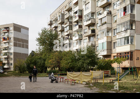 Sofia, Bulgaria, alloggi prefabbricati station wagon e di un parco giochi per bambini Foto Stock