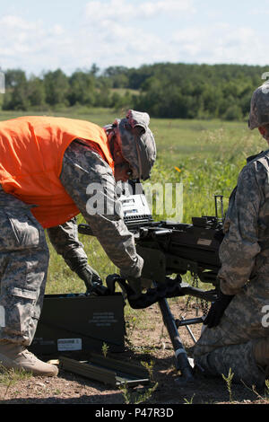 Un soldato della 34th Combat Aviation Brigade conduce compiti di sicurezza mentre carica un lanciagranate MK19 a Camp Ripley, Minnesota, il 20 giugno 2016. Durante l'addestramento annuale, il 34° personale DI CABINA si allena su più armi, tra cui fucili M4, mitragliatrici M249 e lanciagranate MK19. L'esercizio sottolinea la manipolazione delle armi, le procedure di sicurezza e la prontezza operativa in condizioni controllate. Foto Stock