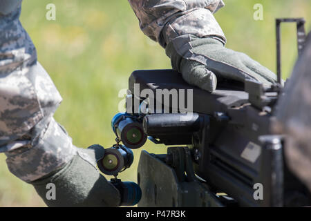 Un soldato della 34th Combat Aviation Brigade conduce procedure di sicurezza a distanza mentre carica un lanciagranate MK19 a Camp Ripley, Minnesota, il 20 giugno 2016. Il 34° programma di addestramento annuale CAB include istruzioni ed esercitazioni con armi multiple come fucili M4, mitragliatrici M249 e lanciagranate MK19, sottolineando la sicurezza, la competenza e la prontezza operativa in condizioni di addestramento controllate. Foto Stock