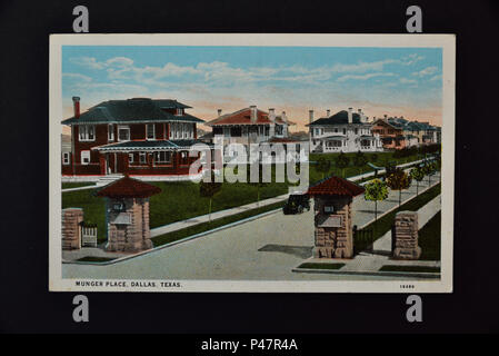 Fotografia di 1930/1940's American cartolina a colori raffigurante la zona residenziale di Munger posto, Dallas, Texas, su uno sfondo nero. Foto Stock