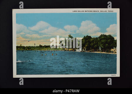 Fotografia di 1930/1940's American cartolina a colori raffigurante il lago di Dallas spiaggia balneare, Dallas, Texas, su uno sfondo nero. Foto Stock