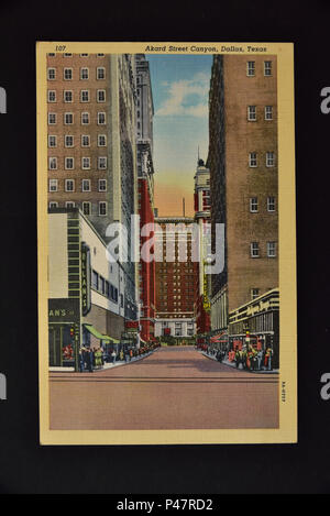 Fotografia di 1930/1940's American cartolina a colori raffigurante Akard Street Canyon, Dallas, Texas, su uno sfondo nero. Foto Stock