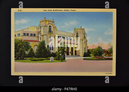 Fotografia di 1930/1940's American cartolina a colori raffigurante Fair Park Auditorium, Dallas, Texas, su uno sfondo nero. Foto Stock