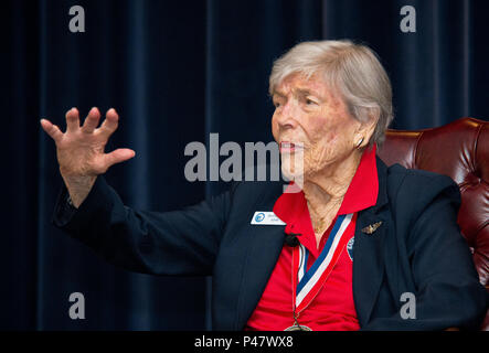 Maxwell AFB, AL - Alba Seymour, 2016 Raccolta delle Aquile honoree, ci parla del suo tempo come membro delle donne di servizio militare di piloti (WASP), durante la fase di comando dell'aria e lo Staff College's 2016 Raccolta delle Aquile evento, Giugno 1, 2016 Maxwell Air Force Base, Ala. durante il suo servizio in Vespa, Seymour è volato oltre 700 ore in B-17 e addestrati gunners per il D-Day invasione e dovere nel teatro del Pacifico. Ella si è aggiudicato la Congressional Gold Medal nel 2010. (U.S. Air Force photo/ Donna Burnett/rilasciato) Foto Stock