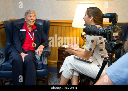 Maxwell AFB, AL - Alba Seymour, 2016 Raccolta delle Aquile honoree, parla a Montgomery Advertiser reporter Rebecca Buryllo circa il suo tempo come membro delle donne di servizio militare di piloti (WASP), durante la fase di comando dell'aria e lo Staff College's 2016 Raccolta delle Aquile evento, Giugno 1, 2016 Maxwell Air Force Base, Ala. durante il suo servizio in Vespa, Seymour è volato oltre 700 ore in B-17 e addestrati gunners per il D-Day invasione e dovere nel teatro del Pacifico. Ella si è aggiudicato la Congressional Gold Medal nel 2010. (U.S. Air Force photo/ Donna Burnett/rilasciato) Foto Stock