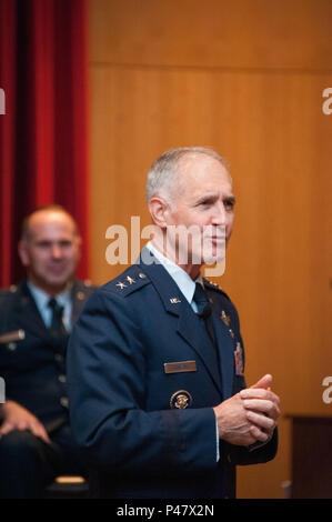 Maxwell AFB, Ala. - Maggiore Generale James Hawkins, Commander, XVIII Air Force, Scott Air Force Base, Ill., presiede la cerimonia di pensionamento del colonnello Wayne Cooper, Commander, supporto educativo Squadron, Spaatz centro ufficiale per le adesioni, Maxwell Air Force Base, giu 3, 2016. (US Air Force foto di Bud Hancock/rilasciato) Foto Stock