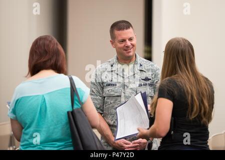 Col. Frank L. Amodeo, 403Wing Commander, colloqui a potenziali reclute durante una riserva pronta inattiva Muster a Keesler Air Force Base, Mississippi, 11 giugno 2016 a garantire inattivo riservisti' prontezza. L'evento reclutati 35 aviatori di unirsi alla forza di aria di riserva e di protezione. (U.S. Air Force foto) Foto Stock