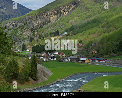 Norvegia, vicino fiordo, vicino Flam, ispiratrice molla, area montuosa, piccolo villaggio norvegese nella parte inferiore del fissaggio, fiume veloce e cascate Foto Stock