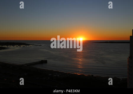 PUNTA DEL ESTE, Uruguai - 23/12/2014: Pôr Do Sol - Punta del Este é uma Cidade do Uruguai, localizada no Departamento de Maldonado. Está entre os dez balneários de luxo mais famosos do Mundo e é um dos mais charmosos da América Latina, oferecendo tanto praias oceânicas quanto de rio. Foto de pôr do sol visto da Praia Mansa. Foto: Andre Chaco / Fotoarena (restrizione: Sud America diritti solo) Foto Stock