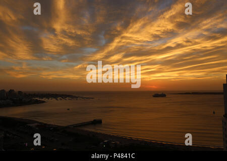 PUNTA DEL ESTE, Uruguai - 07/01/2015: Pôr Do Sol - Punta del Este é uma Cidade do Uruguai, localizada no Departamento de Maldonado. Está entre os dez balneários de luxo mais famosos do Mundo e é um dos mais charmosos da América Latina, oferecendo tanto praias oceânicas quanto de rio. Foto de pôr do sol visto da Praia Mansa. Foto: Andre Chaco / Fotoarena (restrizione: Sud America diritti solo) Foto Stock