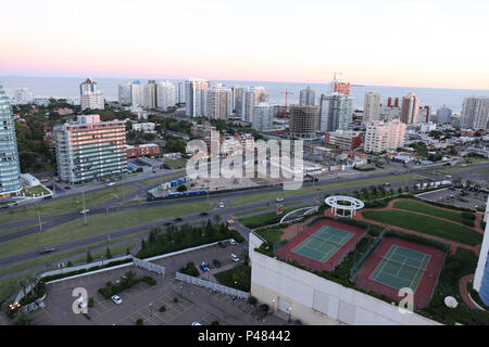 PUNTA DEL ESTE, Uruguai - 23/12/2014: PRAIA BRAVA - Praia Brava é una parte de Punta del Este banhada pelo oceano, com ondas fortes - por isso, come preferidas dos surfistas. Como no lado voltado para o rio, tem águas geladas na maior parte do ano, mas no verão suas temperaturas ficam mais agradáveis. Foto: Andre Chaco / Fotoarena (restrizione: Sud America diritti solo) Foto Stock