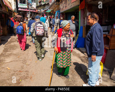 Scena di strada a Bara Bazar, Nainital, Uttarakhand, India Foto Stock