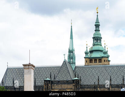 Indicazioni del tetto della Cattedrale di San Vito. Una Cattedrale cattolica romana a Praga, la sede dell'Arcivescovo di Praga. Trova con Foto Stock