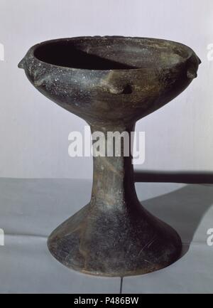 La COPA DE CERAMICA ARGARICA CON PEANA PROCEDENTE DEL CERRO DE LA ENCINA DE MONACHIL (Granada) - 1900-1300 un JC. Posizione: MUSEO ARQUEOLOGICO-PREHISTORIA, Spagna. Foto Stock