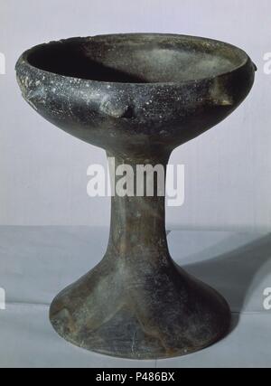 La COPA DE CERAMICA ARGARICA CON PEANA PROCEDENTE DEL CERRO DE LA ENCINA DE MONACHIL (Granada) - 1900-1300 un JC. Posizione: MUSEO ARQUEOLOGICO-PREHISTORIA, Spagna. Foto Stock