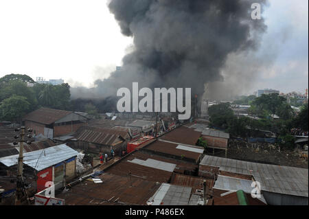 Gazipur, Bangladesh - 10 Settembre 2016: del Bangladesh il lavoro dei vigili del fuoco per mettere fuori un immenso incendio presso il sito di un'esplosione in una fabbrica di costruzione di Ta Foto Stock