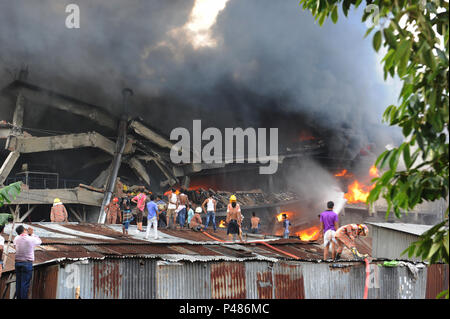 Gazipur, Bangladesh - 10 Settembre 2016: del Bangladesh il lavoro dei vigili del fuoco per mettere fuori un immenso incendio presso il sito di un'esplosione in una fabbrica di costruzione di Ta Foto Stock