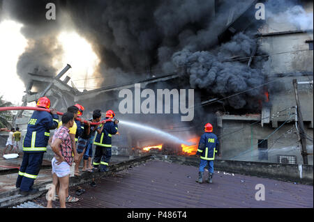 Gazipur, Bangladesh - 10 Settembre 2016: del Bangladesh il lavoro dei vigili del fuoco per mettere fuori un immenso incendio presso il sito di un'esplosione in una fabbrica di costruzione di Ta Foto Stock