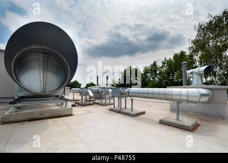 Elementi di impianti di ventilazione e condizionamento aria poste sul tetto di un blocco di appartamenti Foto Stock