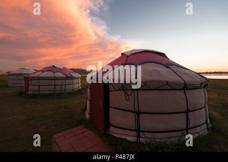 Yurta costituiscono un campo estivo nelle praterie, Zhenglanqi Wuyi, Mongolia Interna, Cina Foto Stock