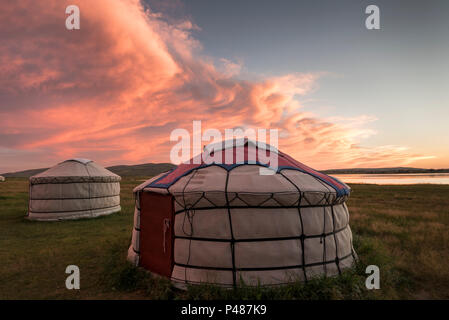 Yurta costituiscono un campo estivo nelle praterie, Zhenglanqi Wuyi, Mongolia Interna, Cina Foto Stock