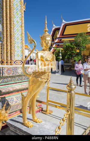 Statua di Kinnari, Wat Phra Kaeo, il Royal Grand Palace, Bangkok, Thailandia Foto Stock