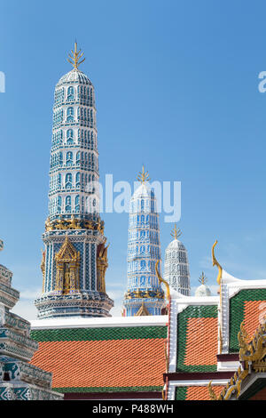 Il chedis del Grand Palace e il Wat Phra Kaeo, Bangkok, Thailandia Foto Stock