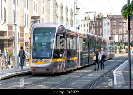 Sistema di trasporto Luas tram/ferrovia leggera, St Stephen's Green, Dublino, Repubblica d'Irlanda Foto Stock