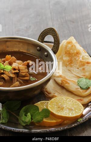 Calamari Calamari curry servita con riso e roti, il fuoco selettivo Foto Stock