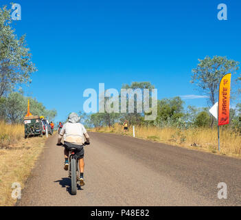 Gibb Challenge 2018 un ciclista in jersey e bib di equitazione Gibb River Road Kimberley Australia Foto Stock