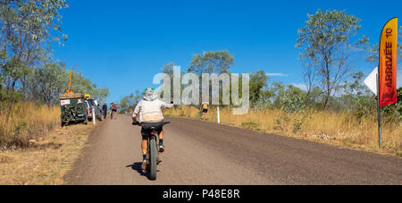 Gibb Challenge 2018 un ciclista in jersey e bib di equitazione Gibb River Road Kimberley Australia Foto Stock