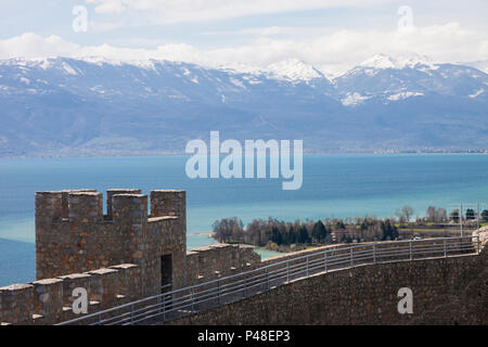 Ohrid, Repubblica di Macedonia : Paesaggio con cime innevate e il lago di Ohrid con Samuel della fortezza in primo piano. Costruita sul sito di un earlie Foto Stock