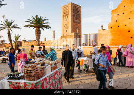 Rabat, Marocco : la gente a piedi passato i resti dell'almohade Torre Hassan e moschea. Destinato ad essere il più grande al mondo è stato lasciato unfinishe Foto Stock